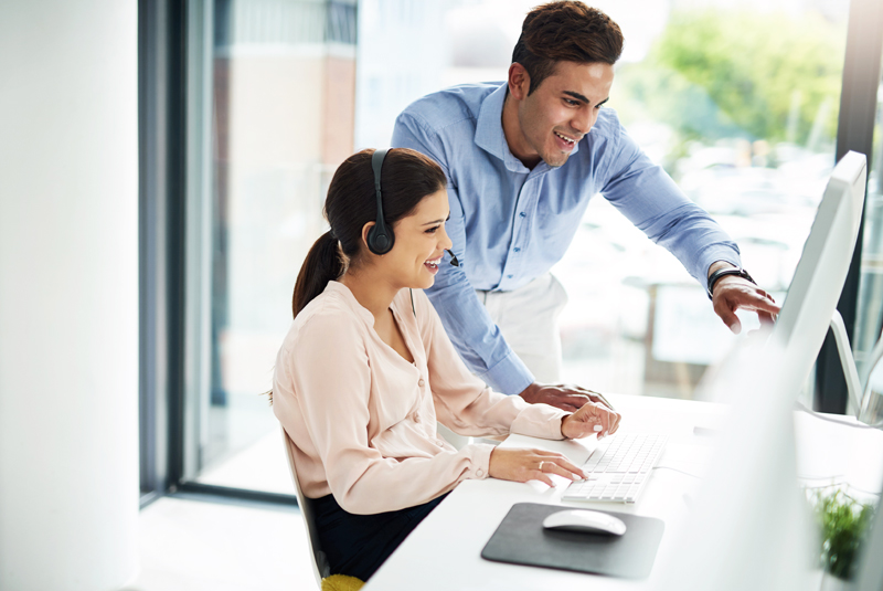 contact-center-um-excelente-viveiro-de-potenciais-lideres Mulher com sono no escritorio